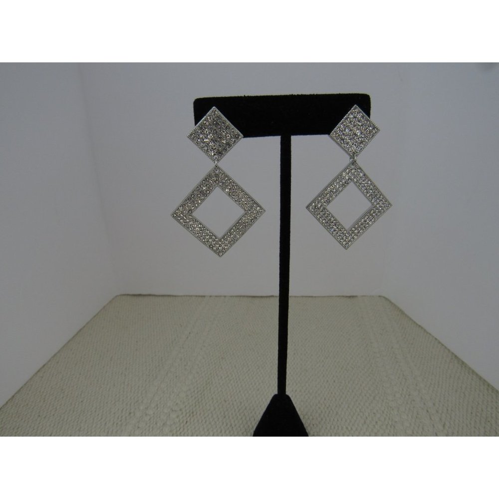 NWOT RHINESTONE  DIAMOND  SHAPE DROP EARRINGS
